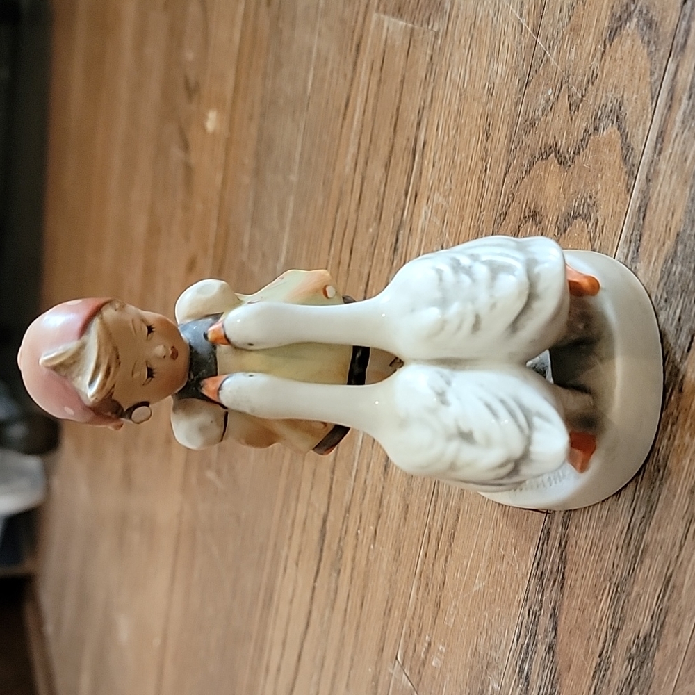 Antique Goose girl hummmel 47/0 1953 markings 5"tall by 4"wide no cracks or chip
